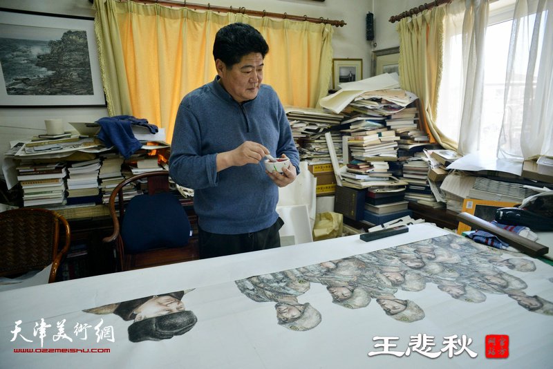 王悲秋在画室创作巨幅画作《主席与战士》。