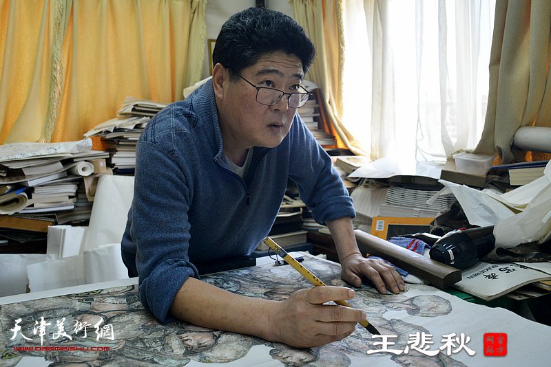 著名画家王悲秋在画室创作巨幅画作《主席与战士》