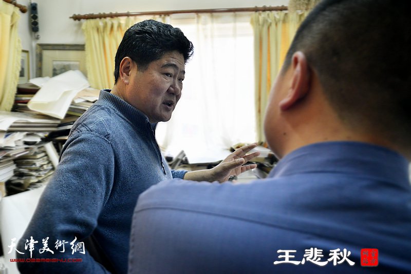 王悲秋在画室创作巨幅画作《主席与战士》。