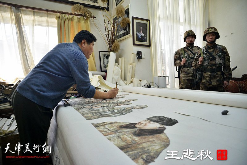王悲秋在画室创作巨幅画作《主席与战士》。