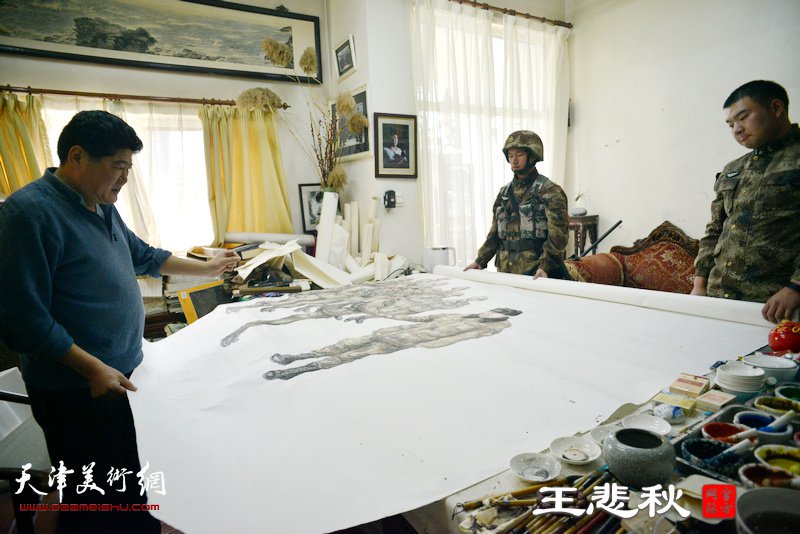 王悲秋在画室创作巨幅画作《主席与战士》。